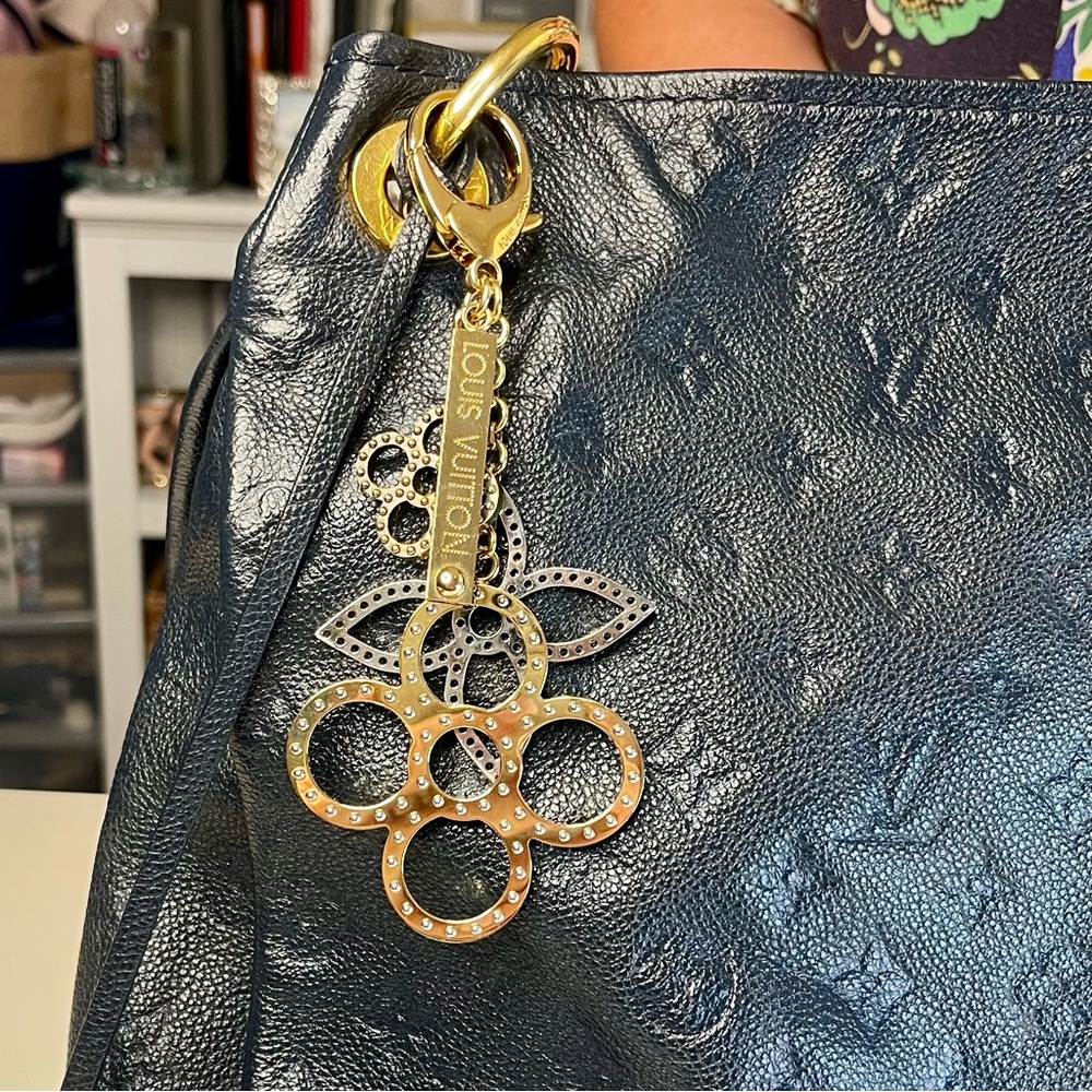 Louis Vuitton Bag Charm • Multi-Motif Hardware • Iconic Design - Picture 2 of 7